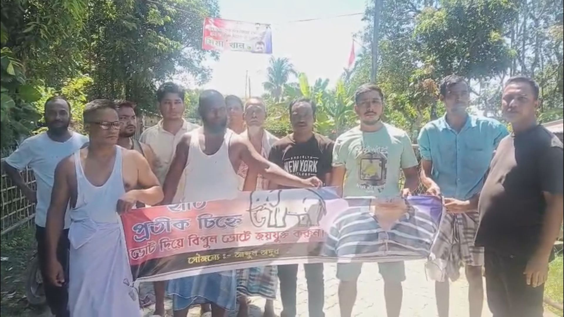 নিগম ভোটের আগে ১৬ নম্বর ওয়ার্ডে উত্তাপ, মিয়া খানের ফ্লেক্স-ব্যানার ছেঁড়া, উধাও এজিপির পতাকা; বিরোধীদের দিকে অভিযোগের আঙুল I