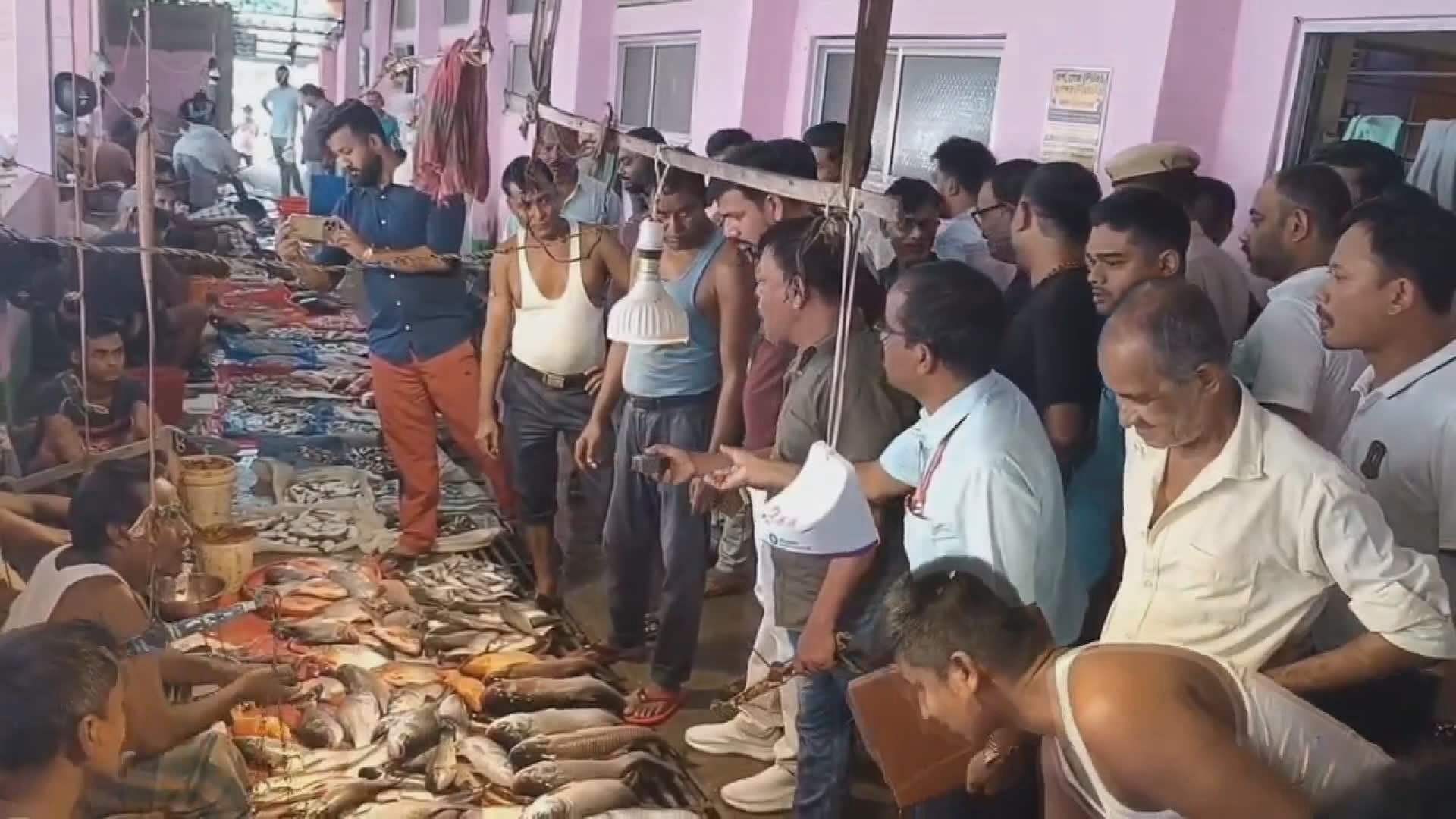 ক্রেতাদের স্বার্থ রক্ষা এবং বাজারে ওজন পরিমাপে স্বচ্ছতা নিশ্চিত করতে হাইলাকান্দির হার্টবার্টগঞ্জ বাজারে আকস্মিক অভিযান বিধায়ক মিলন দাসের।