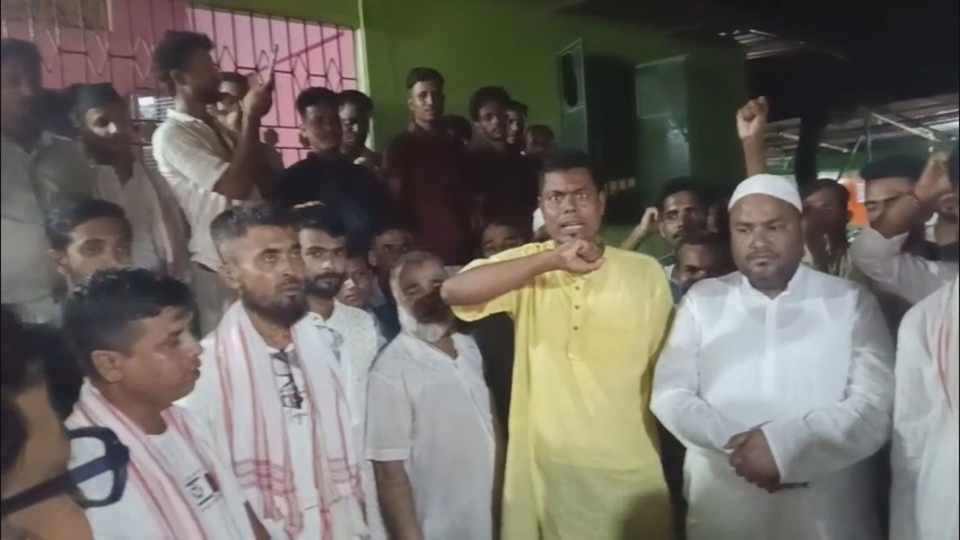 ভুয়া সার্টিফিকেট’ মামলা নিয়ে সরব বিজেপি প্ৰাৰ্থী আতাউর, বাড়িতে প্রতিবাদী সভা, মামলাকারীদের বিরুদ্ধে মানহানির হুঁশিয়ারি।